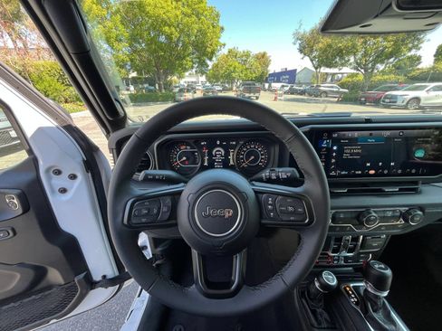 Used 2025 Jeep Wrangler Unlimited Rubicon AWD/4WD image 33