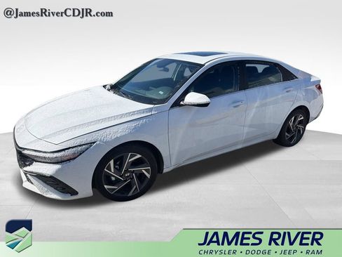 Used 2025 Hyundai Elantra SEL image 8