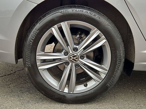 Used 2024 Volkswagen Jetta SE FWD image 9