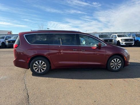 Used 2020 Chrysler Pacifica Touring-L Plus image 5