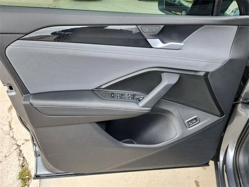 New 2025 Volkswagen Tiguan SE image 10