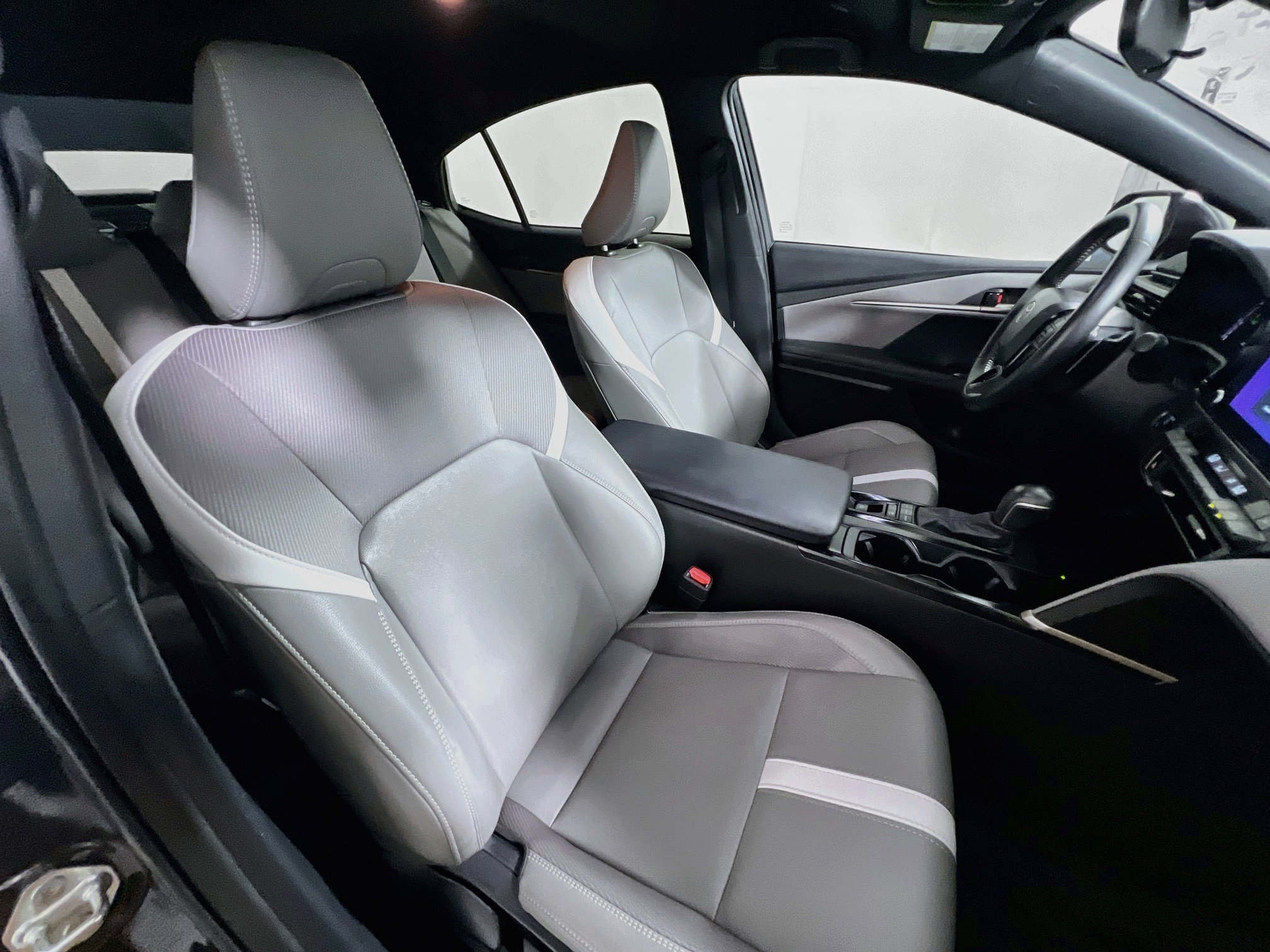 Used 2025 Toyota Camry SE FWD image 30