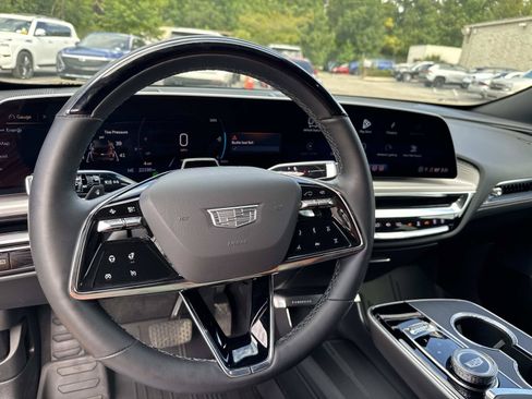 Used 2025 Cadillac Lyriq Luxury w/ LPO, Floor Liner Package AWD/4WD image 16