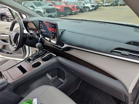 Used 2021 Toyota Sienna LE image 25