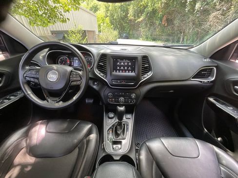 Used 2019 Jeep Cherokee Latitude Plus AWD/4WD image 18