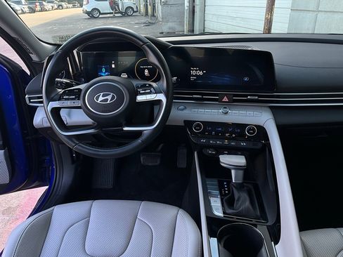 Used 2025 Hyundai Elantra Limited image 13