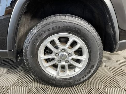 Used 2020 Jeep Grand Cherokee Laredo AWD/4WD image 7