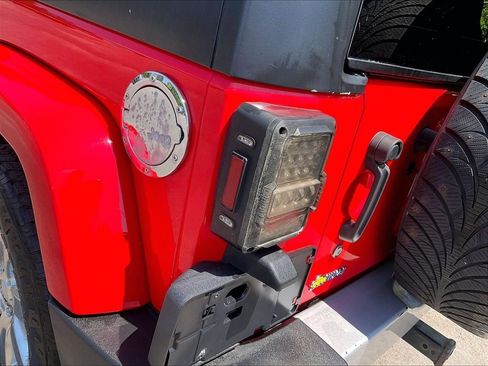 Used 2015 Jeep Wrangler Unlimited Sahara w/ Connectivity Group AWD/4WD image 30
