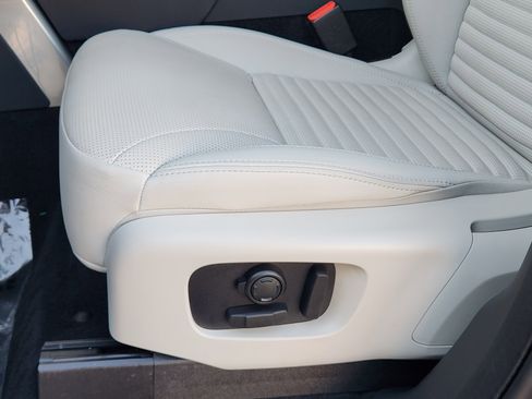 Certified 2025 Land Rover Discovery Dynamic SE image 26