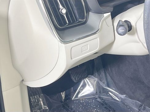 Used 2023 Volvo XC60 B5 Core w/ Climate Package image 10