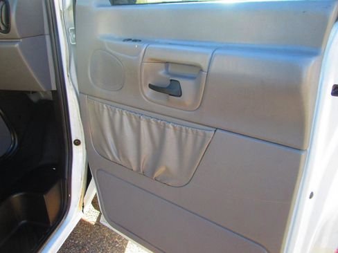 Used 2000 Ford E-150 and Econoline 150 RWD image 9