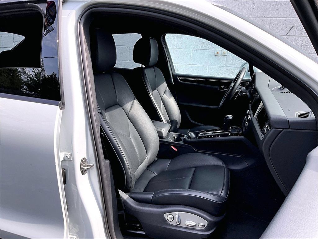 Certified 2026 Porsche Macan AWD/4WD image 12