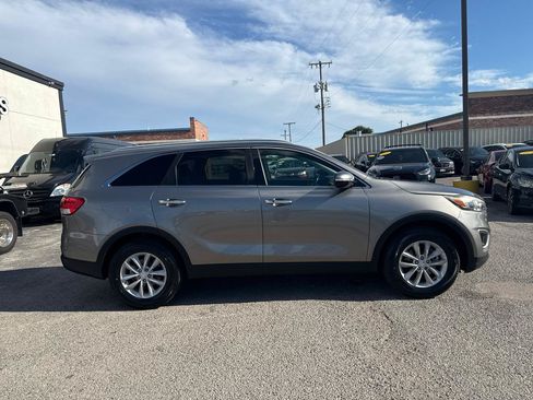 Used 2017 Kia Sorento FWD w/ LX Convenience Package image 5