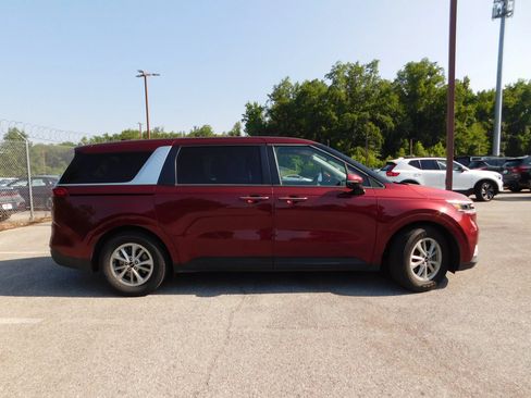 Used 2024 Kia Carnival LX FWD image 4