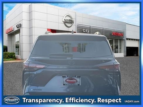 Used 2025 Toyota Sienna XSE w/ XSE Plus Package image 7