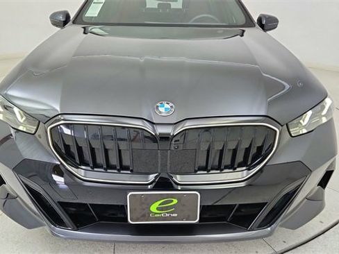 Used 2025 BMW 540i xDrive w/ Executive Package image 9