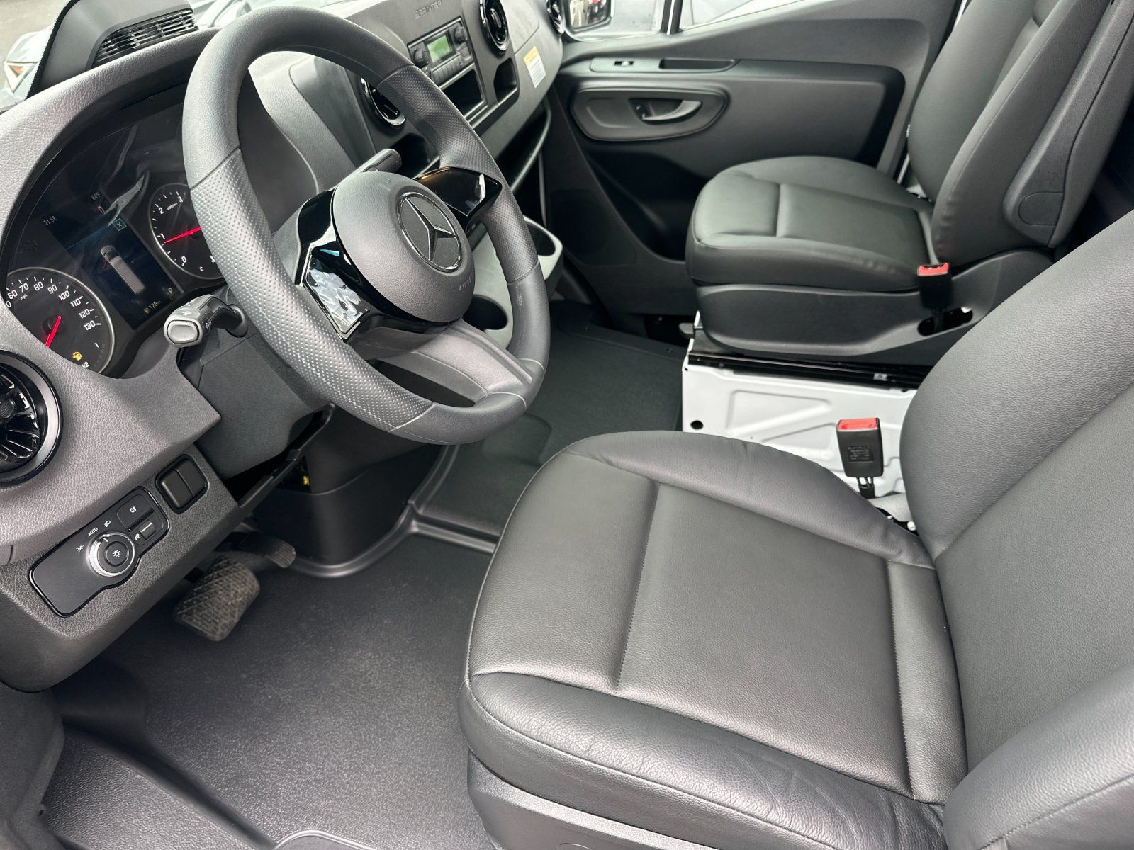 Used 2025 Mercedes-Benz Sprinter 2500 image 10