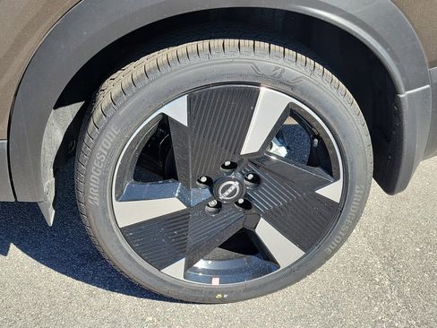 New 2025 Nissan Kicks SR image 9