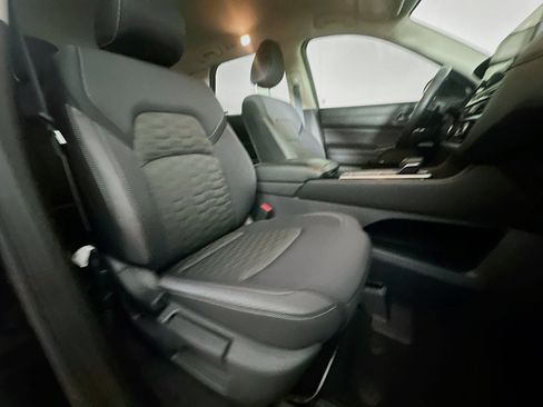 Used 2025 Nissan Pathfinder SV FWD image 33