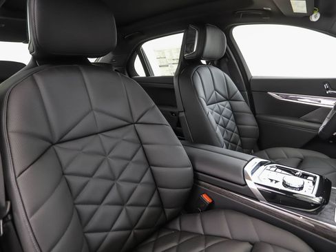 New 2026 BMW 740i xDrive w/ Premium Package image 32