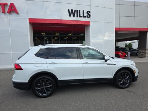 Used 2023 Volkswagen Tiguan SE w/ Panoramic Sunroof Package AWD/4WD image 4