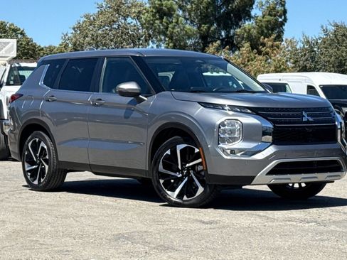 Used 2024 Mitsubishi Outlander SE FWD image 2