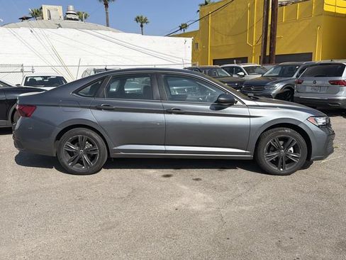 Used 2023 Volkswagen Jetta SE w/ Panoramic Sunroof Package FWD image 4