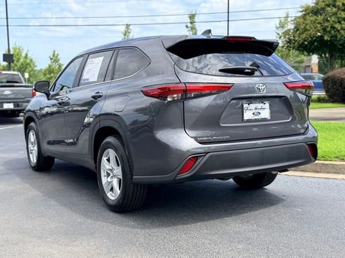 Used 2023 Toyota Highlander LE FWD image 6