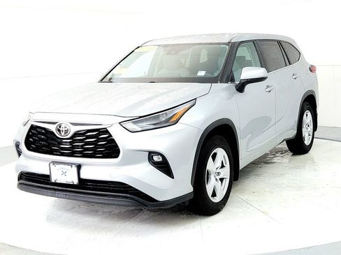 Used 2023 Toyota Highlander LE AWD/4WD image 2
