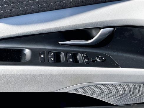 Used 2022 Hyundai Elantra Limited image 29