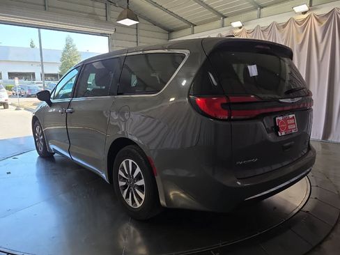 Used 2023 Chrysler Pacifica Touring-L FWD image 7