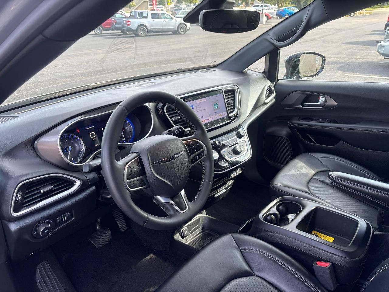 Used 2025 Chrysler Pacifica Select FWD image 12