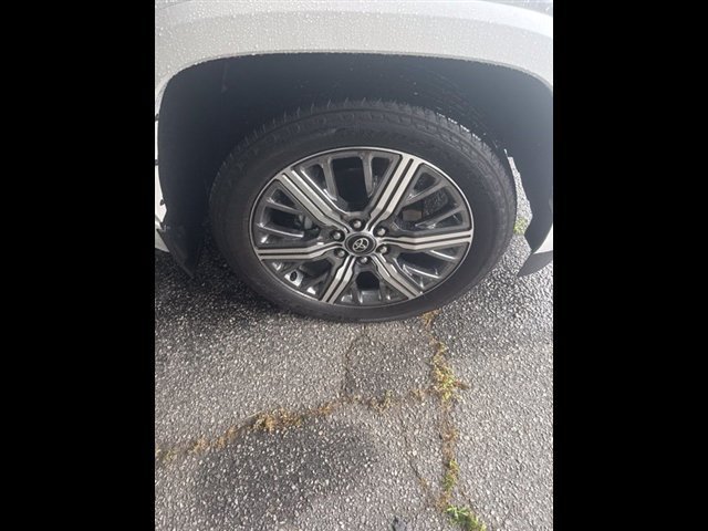 Used 2025 Toyota Sequoia Capstone AWD/4WD image 18