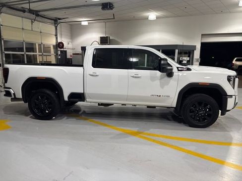 Used 2025 GMC Sierra 2500 AT4 image 8