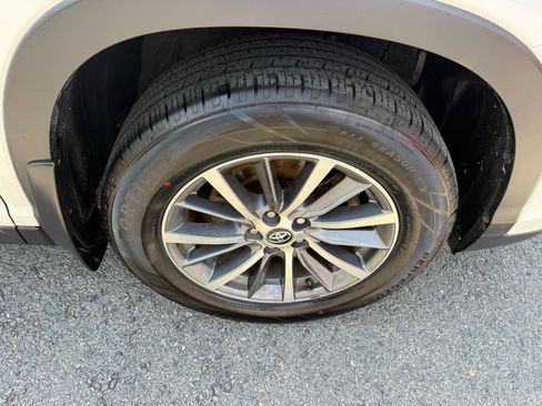 Used 2019 Toyota Highlander XLE AWD/4WD image 45