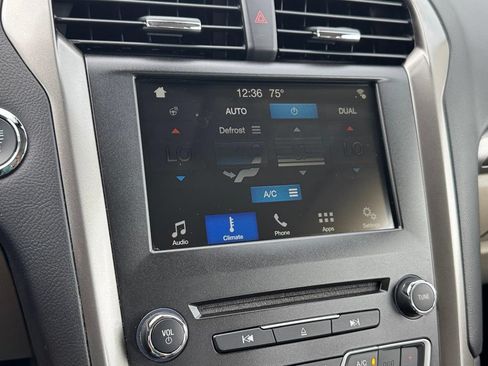Used 2018 Ford Fusion SE w/ Equipment Group 602A FWD image 19
