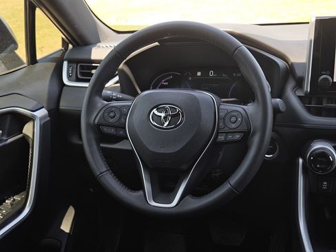 Used 2023 Toyota RAV4 SE image 14