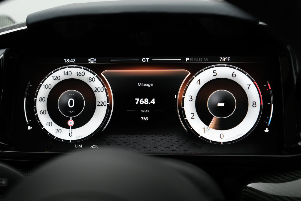 Used 2025 Aston Martin Vanquish RWD image 20