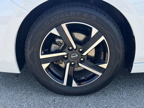 Used 2024 Nissan Sentra SV FWD image 9