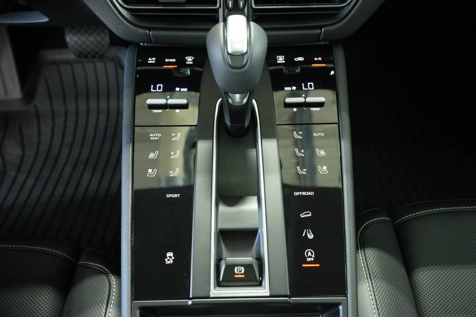 Certified 2025 Porsche Macan AWD/4WD image 23