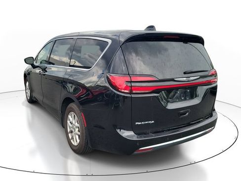 Used 2024 Chrysler Pacifica Touring-L FWD image 5