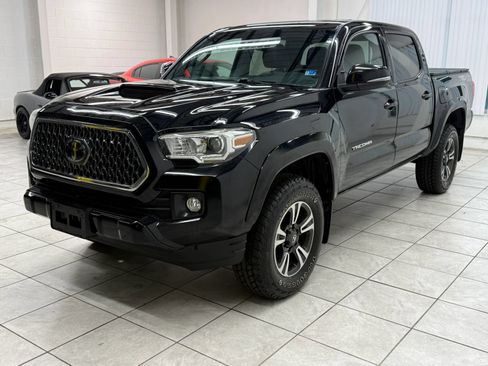 Used 2018 Toyota Tacoma TRD Sport AWD/4WD image 3