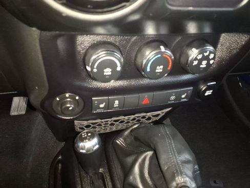 Used 2014 Jeep Wrangler Unlimited Sahara image 13