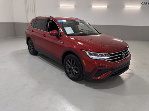 Used 2023 Volkswagen Tiguan SE w/ Panoramic Sunroof Package image 4