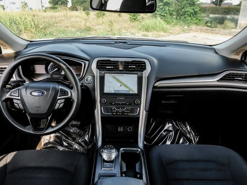 Used 2019 Ford Fusion SE FWD image 12