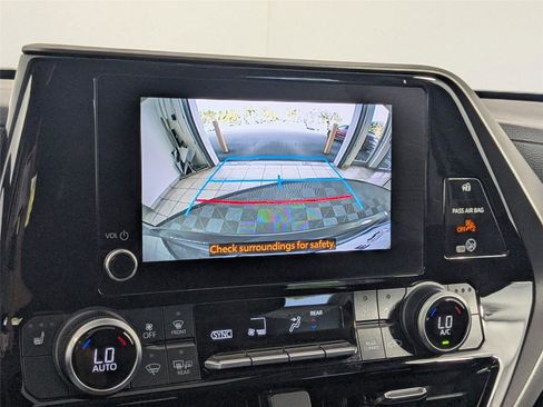 Certified 2024 Toyota Highlander XLE image 19