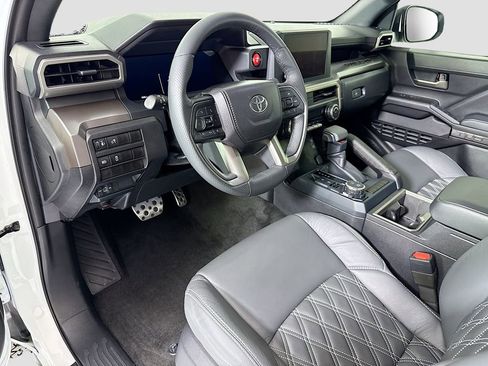 Used 2025 Toyota Tacoma TRD Sport AWD/4WD image 9