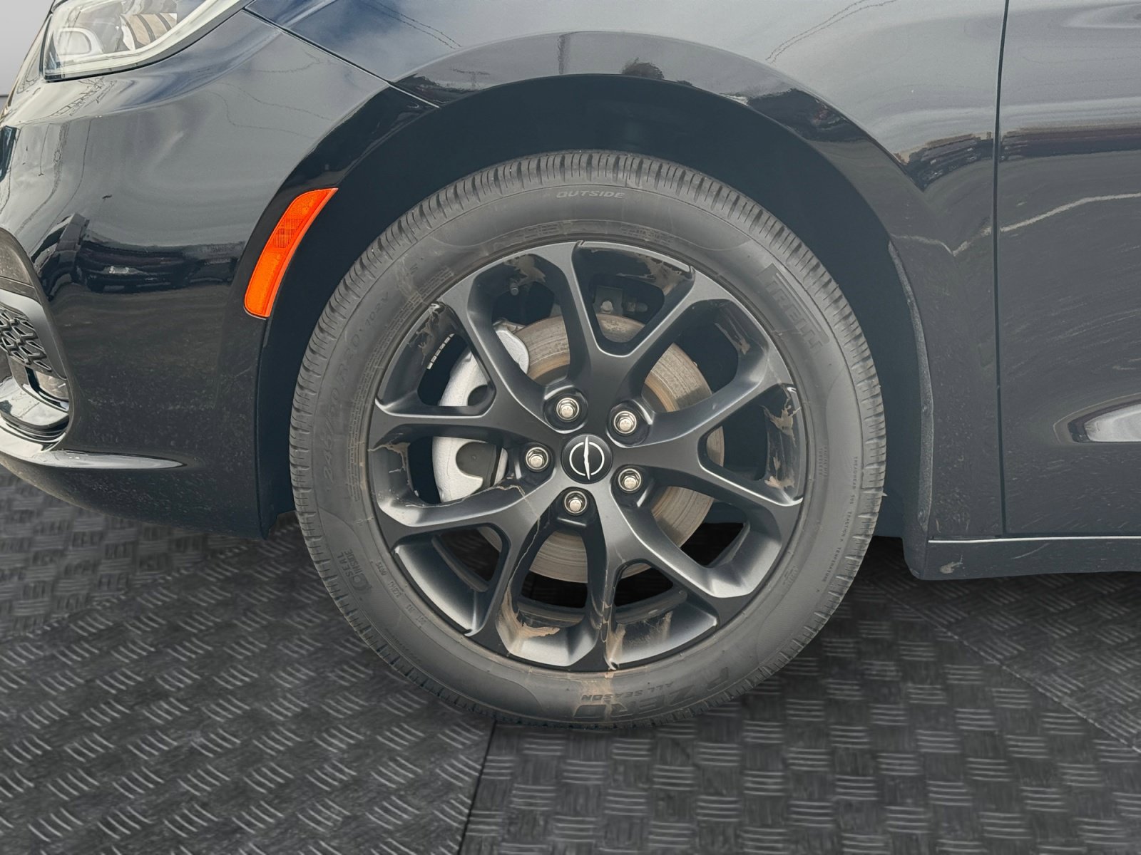 Used 2025 Chrysler Pacifica Limited AWD/4WD image 16