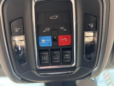 Used 2022 Jeep Grand Cherokee Limited image 19