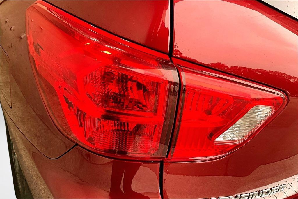 Used 2018 Nissan Pathfinder Platinum AWD/4WD image 23